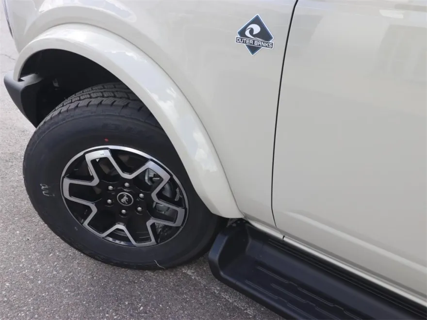 2025 Ford Bronco Outer Banks photo 1