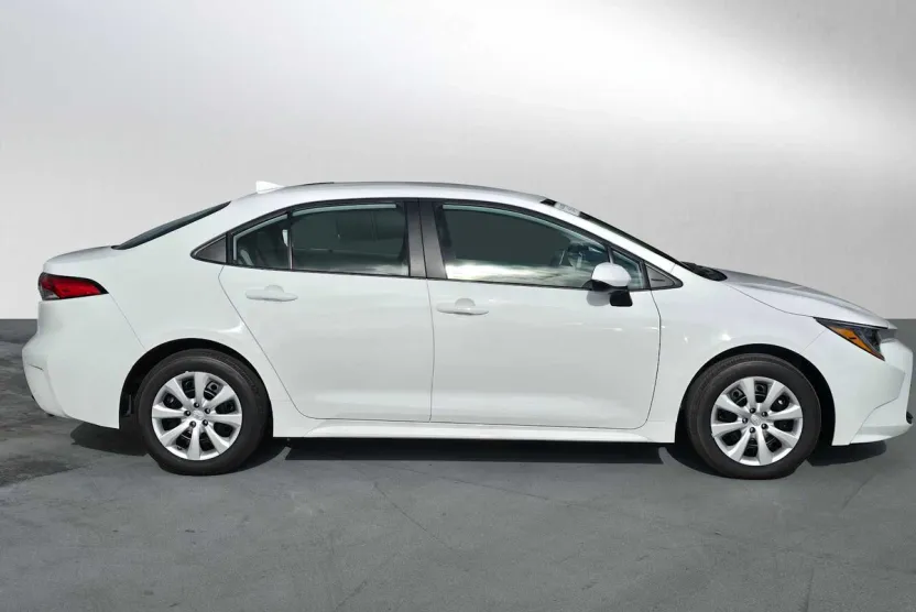 2025 Toyota Corolla LE photo 1