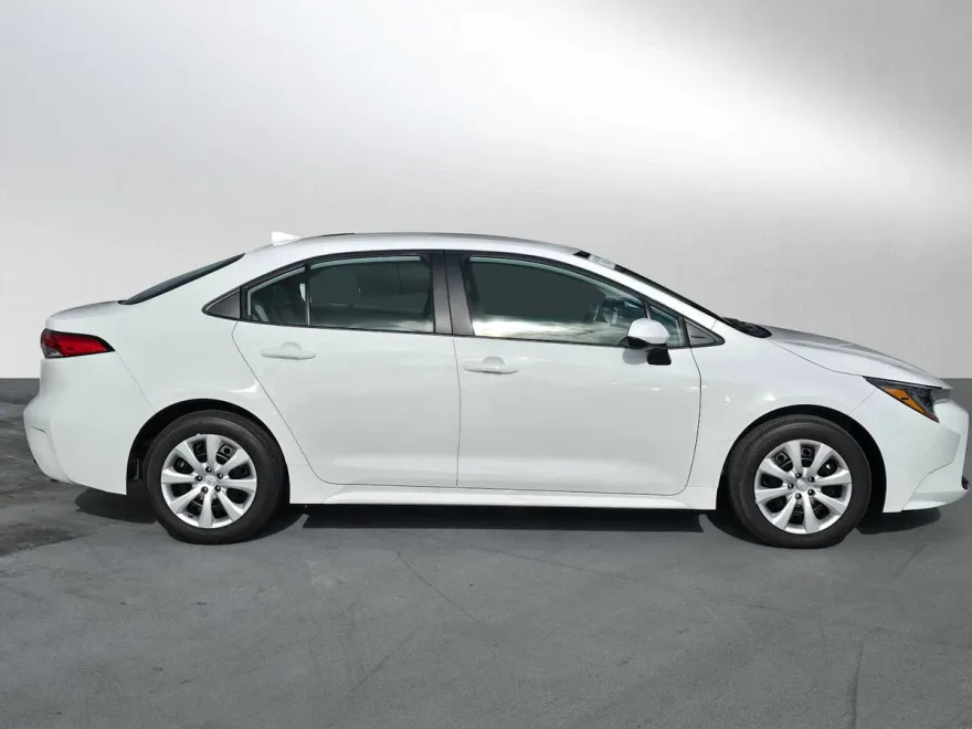 2025 Toyota Corolla LE photo 1