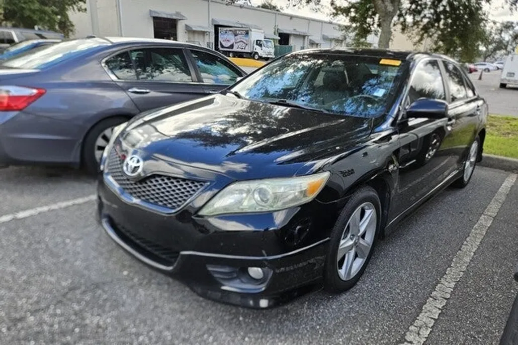 2011 Toyota Camry SE photo 1