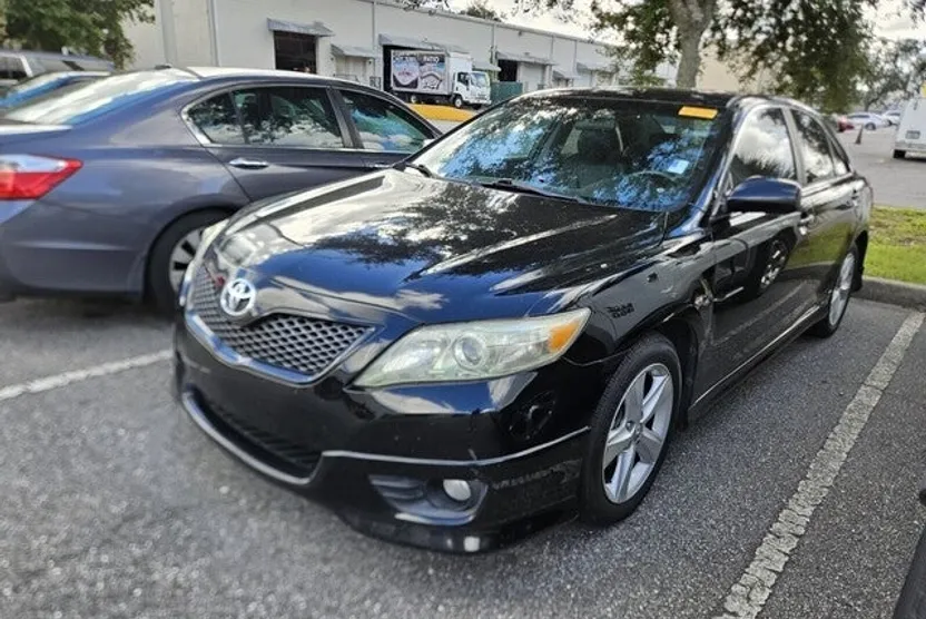 2011 Toyota Camry SE photo 1
