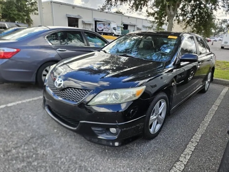 2011 Toyota Camry SE photo 1