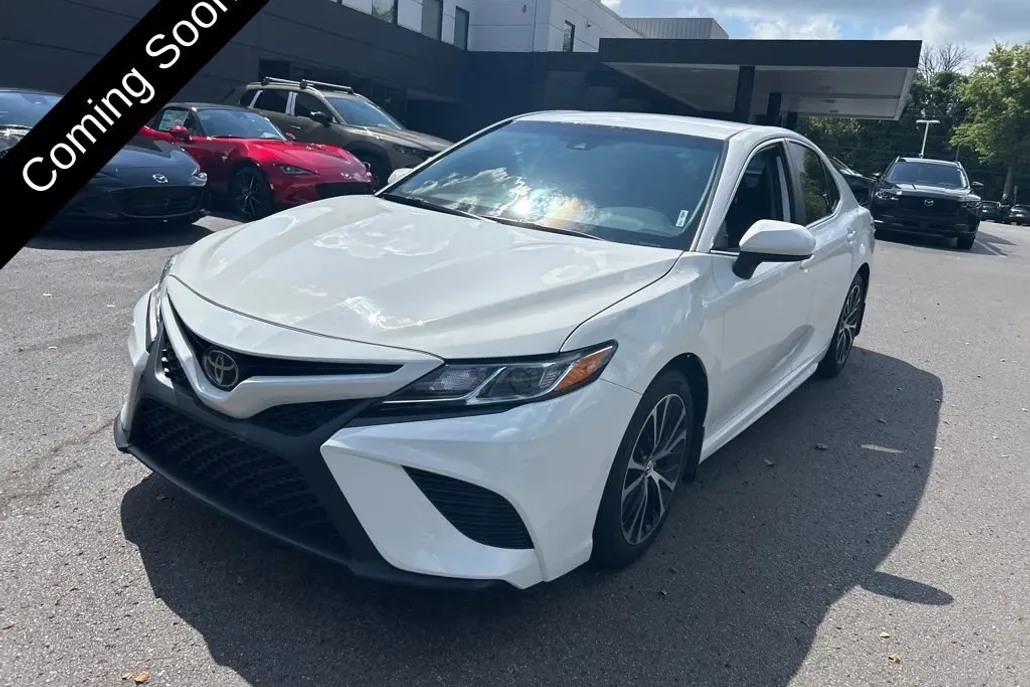 2019 Toyota Camry SE photo 1