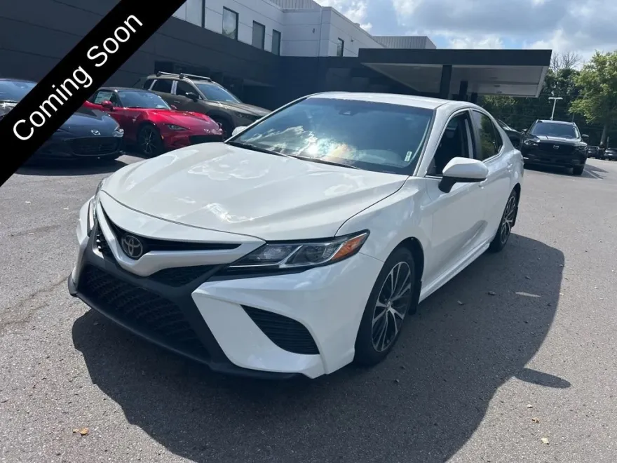 2019 Toyota Camry SE photo 1