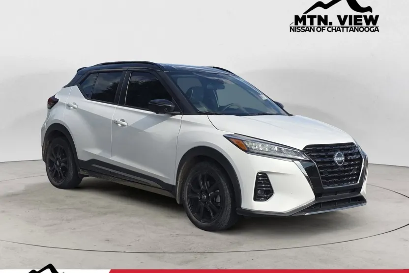 2023 Nissan Kicks SR photo 1