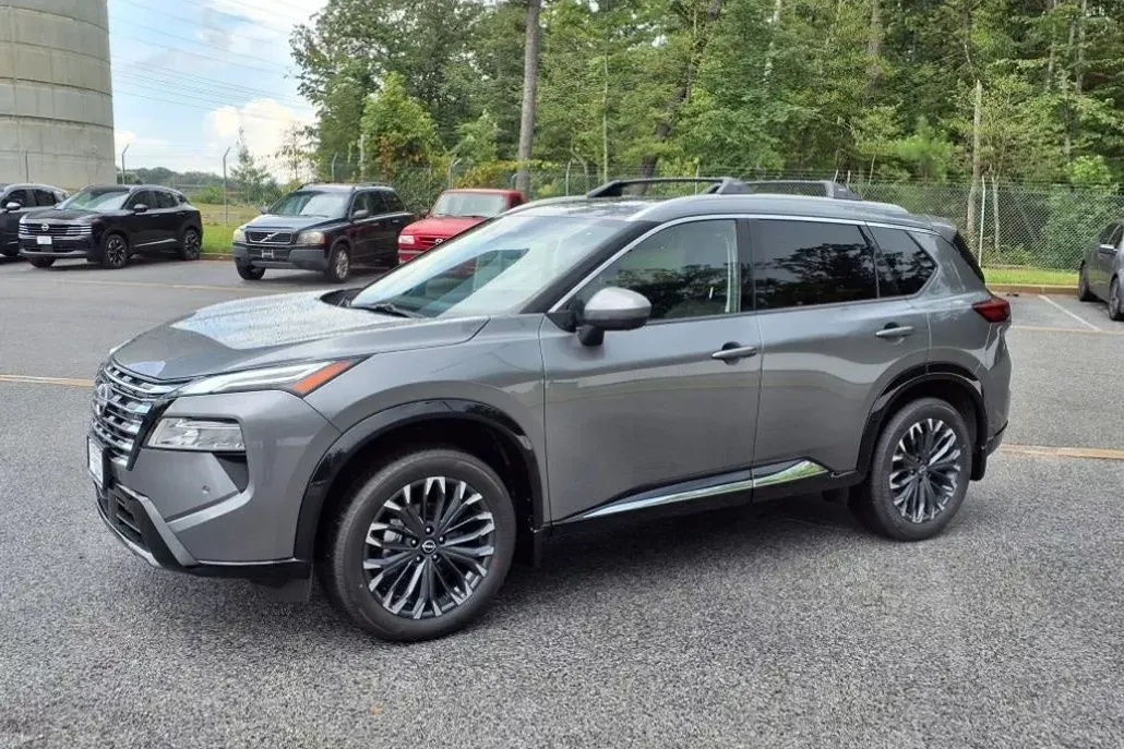 2025 Nissan Rogue Platinum photo 1