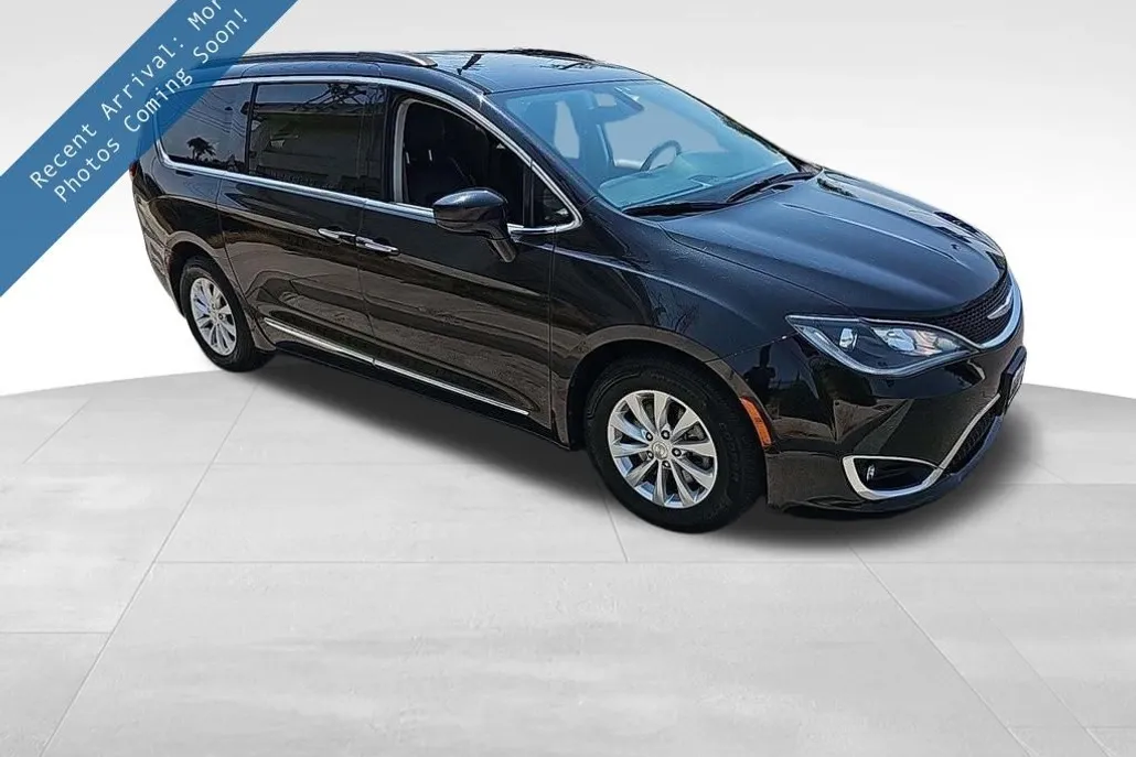 2017 Chrysler Pacifica Touring L photo 1