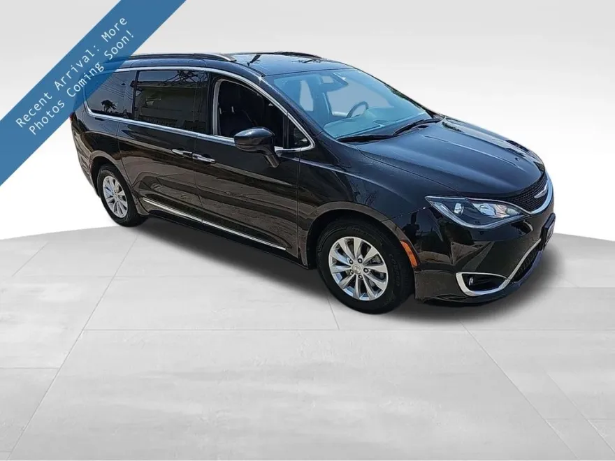 2017 Chrysler Pacifica Touring L photo 1