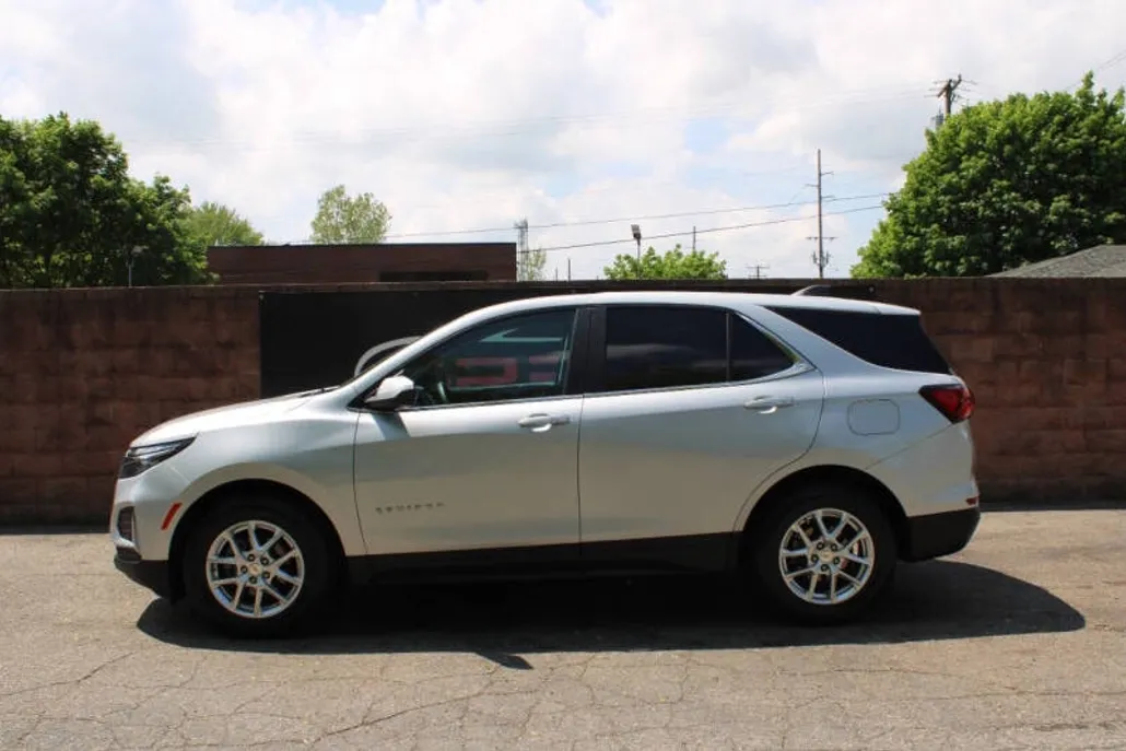 2022 Chevrolet Equinox LT photo 1