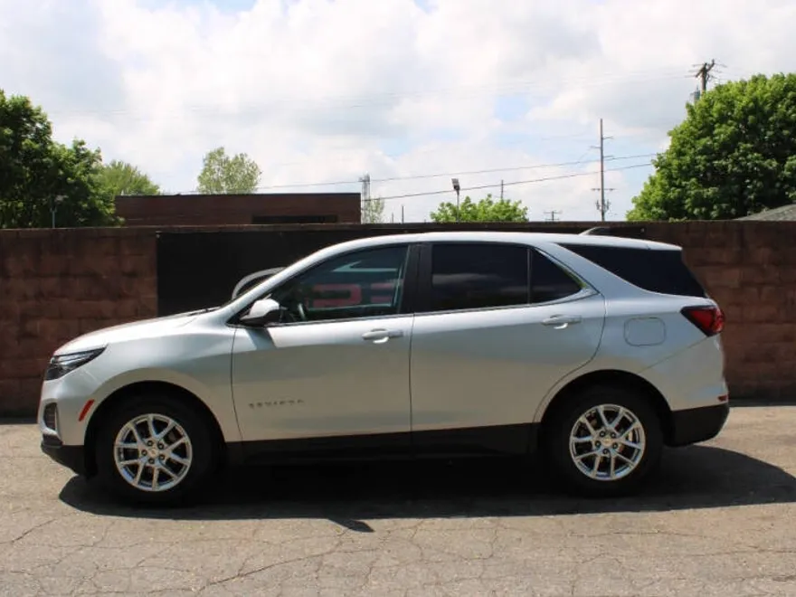 2022 Chevrolet Equinox LT photo 1