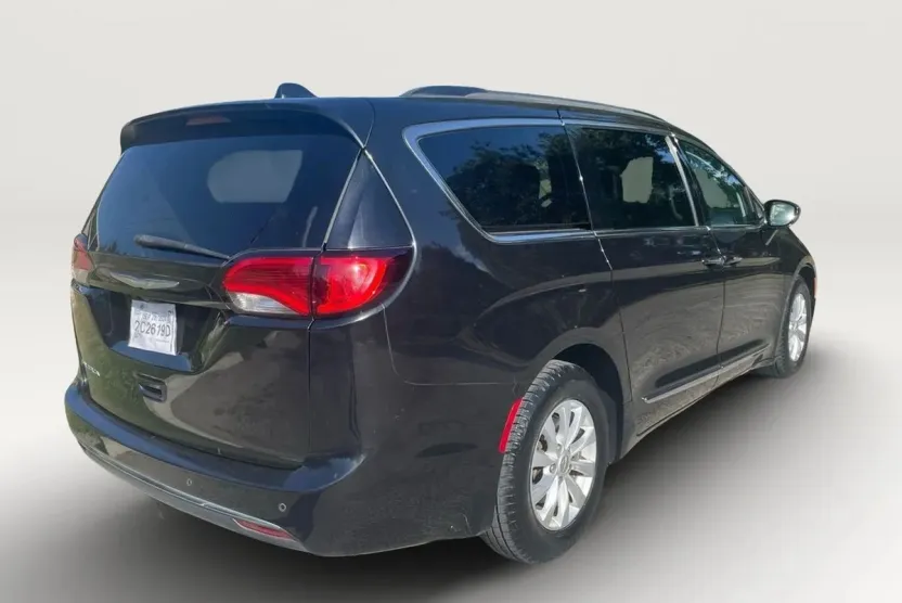2017 Chrysler Pacifica photo 1