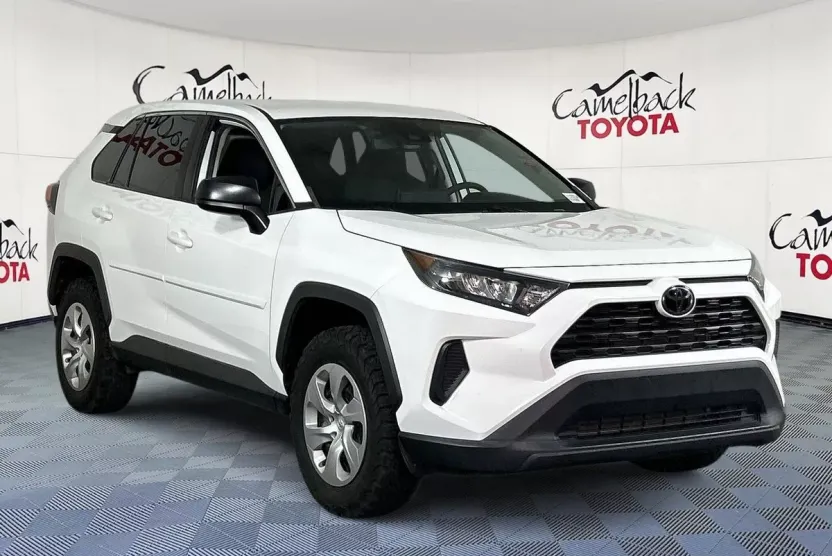 2022 Toyota RAV4 LE photo 1