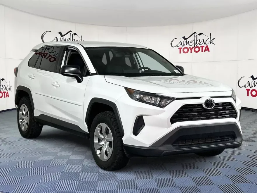 2022 Toyota RAV4 LE photo 1