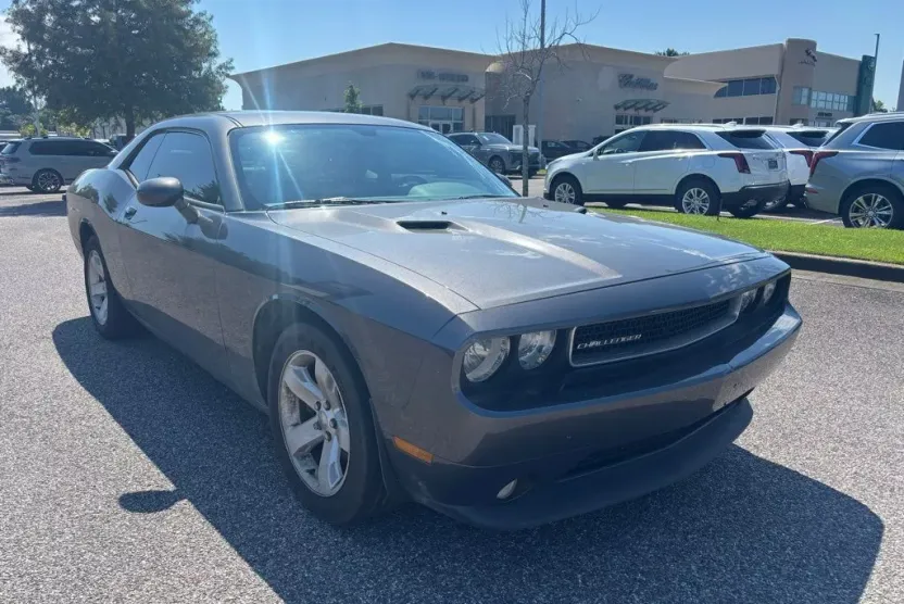2013 Dodge Challenger SXT Plus photo 1