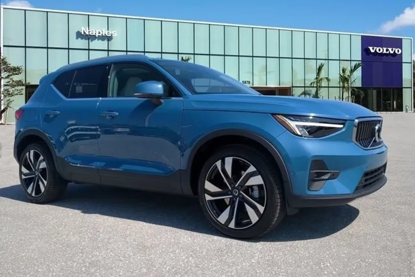 2025 Volvo XC40 Plus photo 1