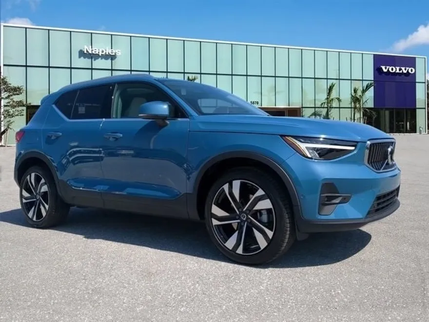 2025 Volvo XC40 Plus photo 1