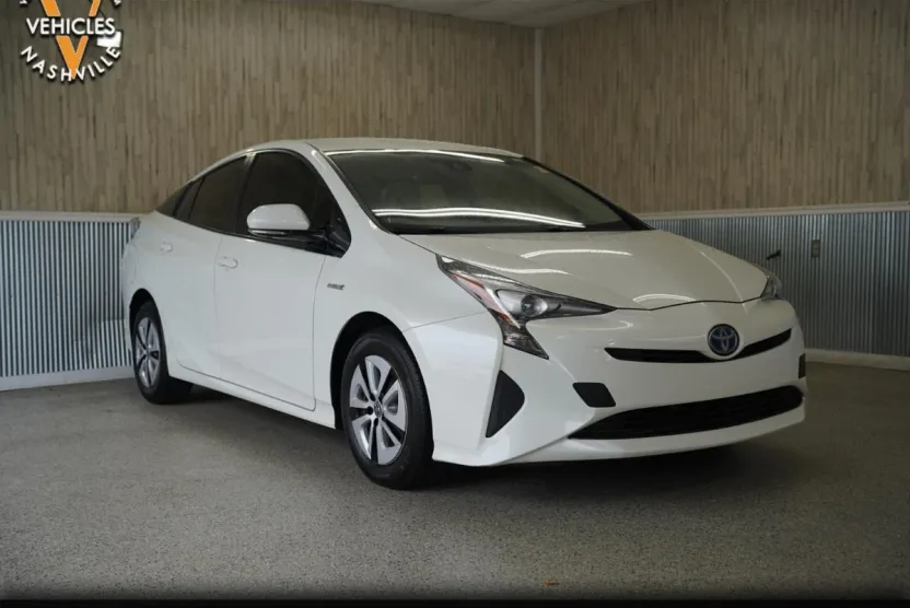 2017 Toyota Prius Three photo 1