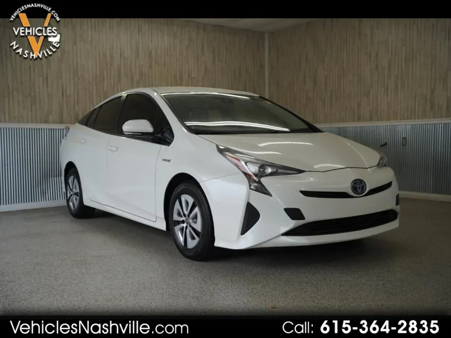 2017 Toyota Prius Three photo 1