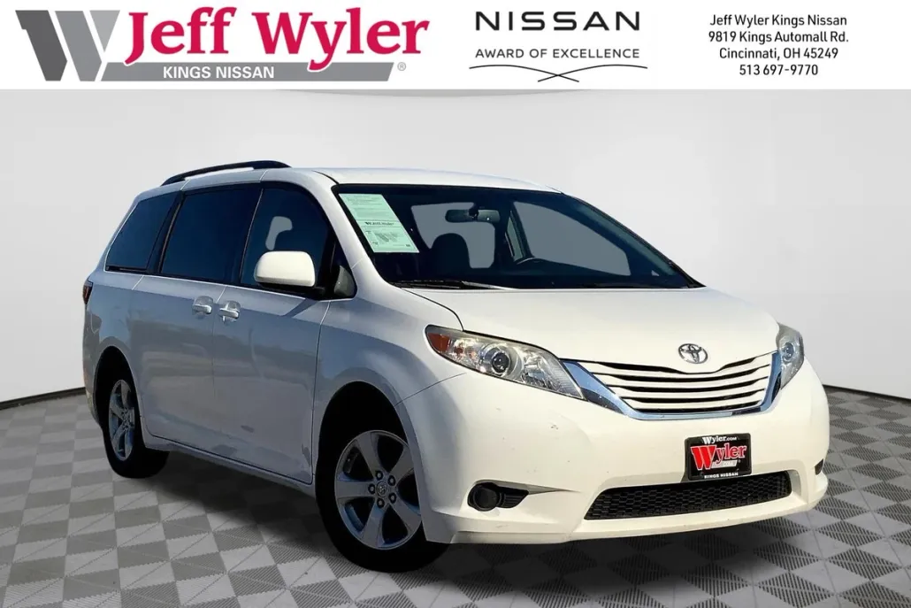 2017 Toyota Sienna L photo 1