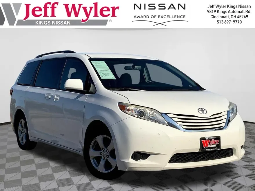 2017 Toyota Sienna L photo 1