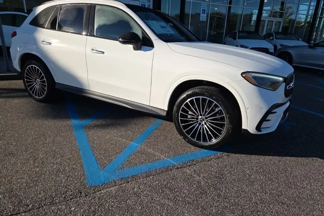 2026 Mercedes Benz GLC 300 4MATIC photo 1