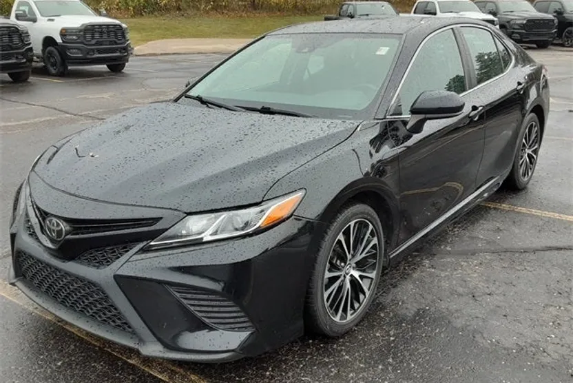 2019 Toyota Camry LE photo 1