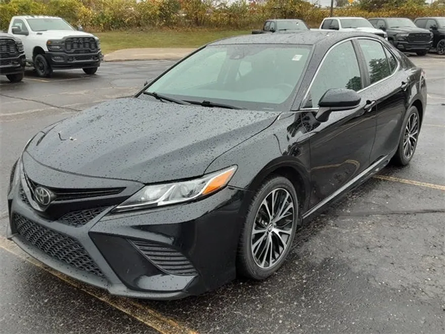 2019 Toyota Camry LE photo 1
