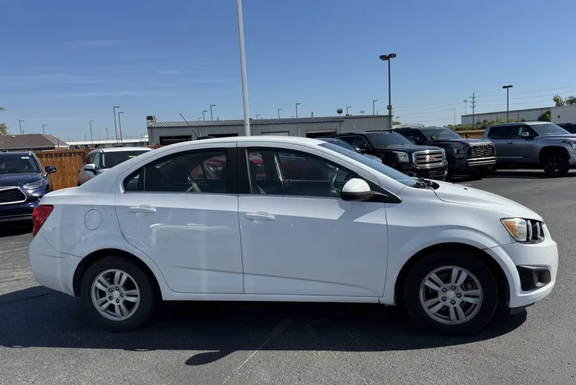 2016 Chevrolet Sonic LT photo 1