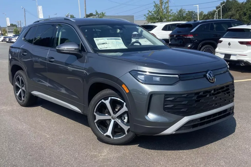 2025 Volkswagen Tiguan SE photo 1