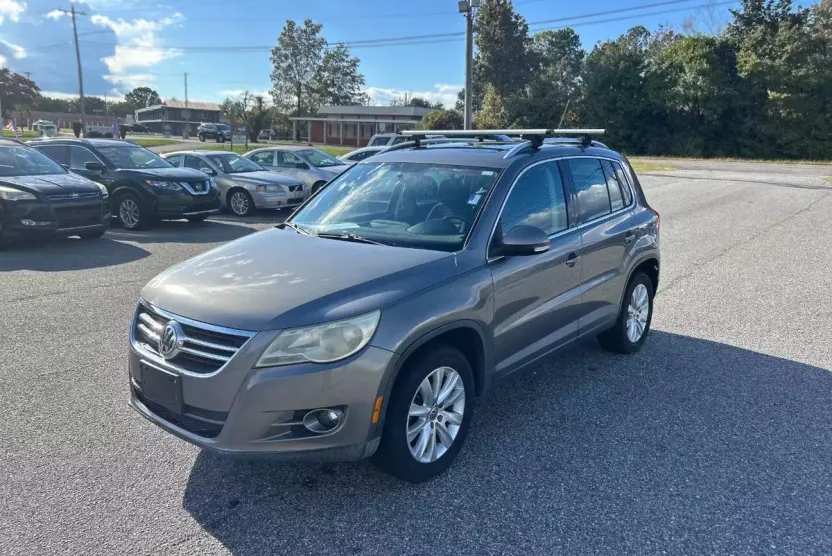 2009 Volkswagen Tiguan SE photo 1
