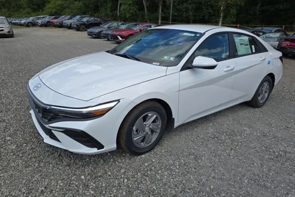 2025 Hyundai Elantra SE photo 1