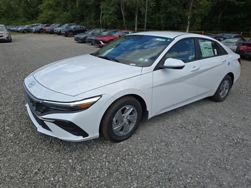 2025 Hyundai Elantra SE photo 1