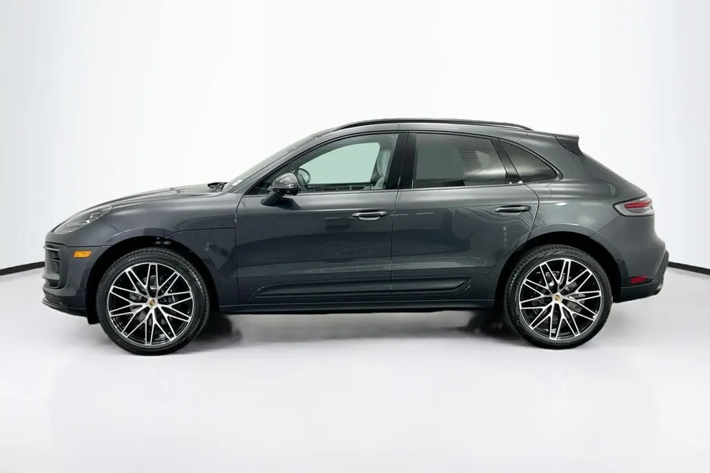 2026 Porsche Macan Base photo 1