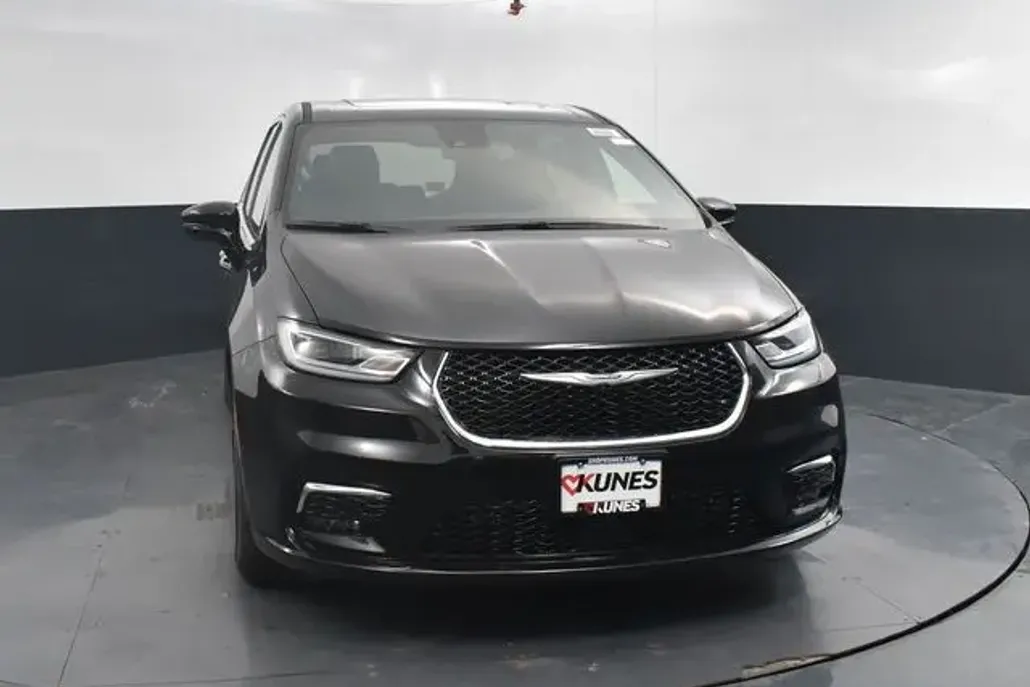 2025 Chrysler Pacifica photo 1