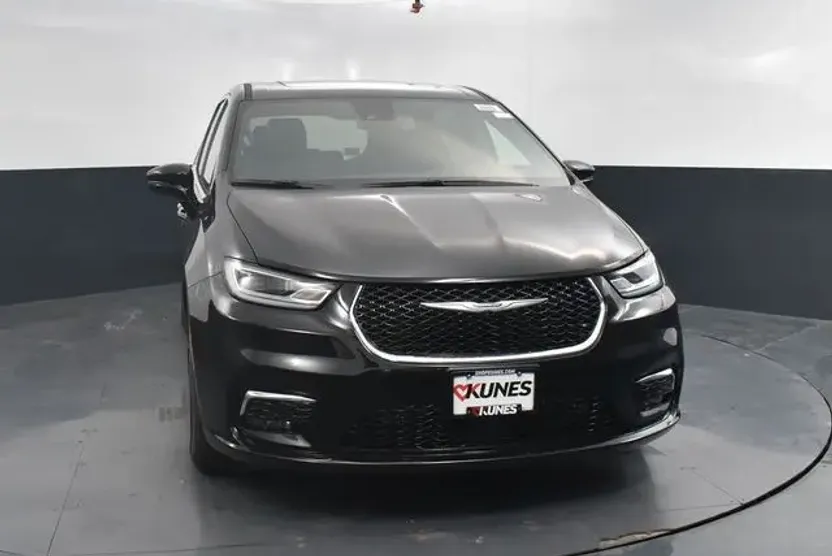 2025 Chrysler Pacifica photo 1