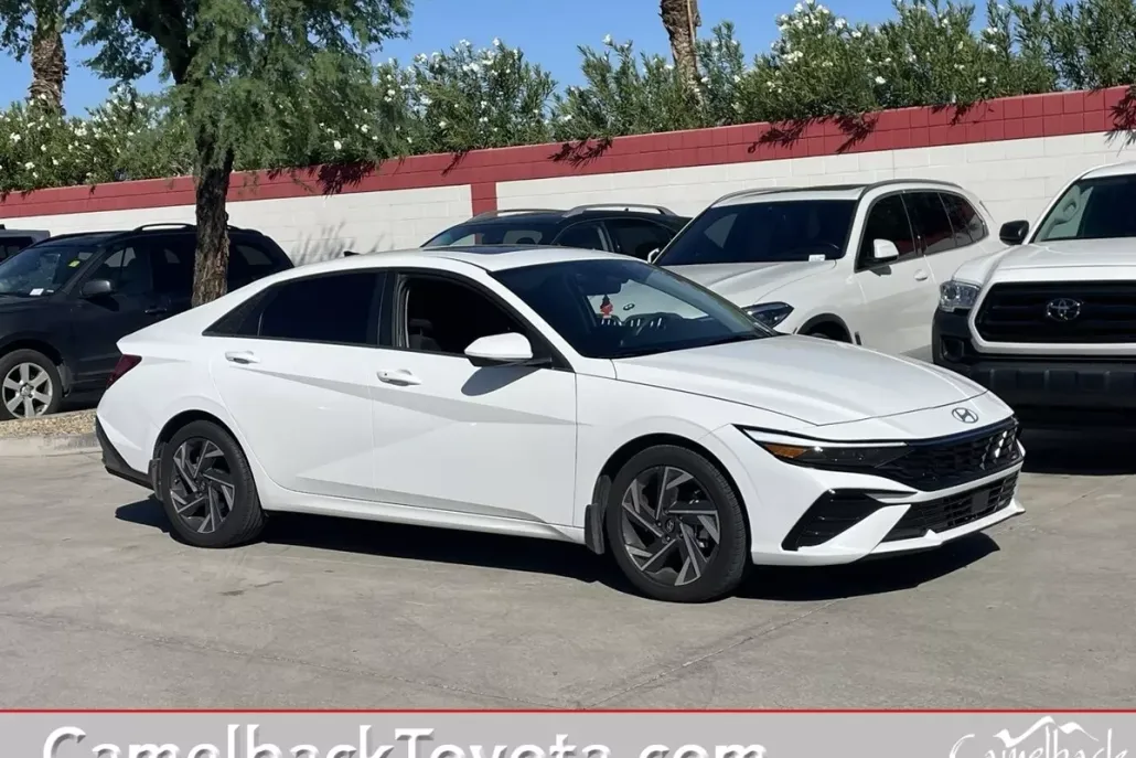 2024 Hyundai Elantra SEL photo 1
