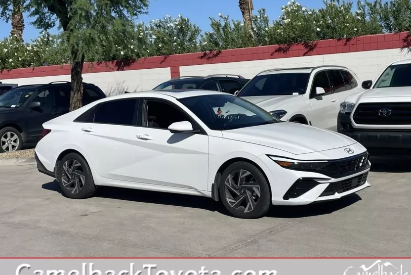 2024 Hyundai Elantra SEL photo 1