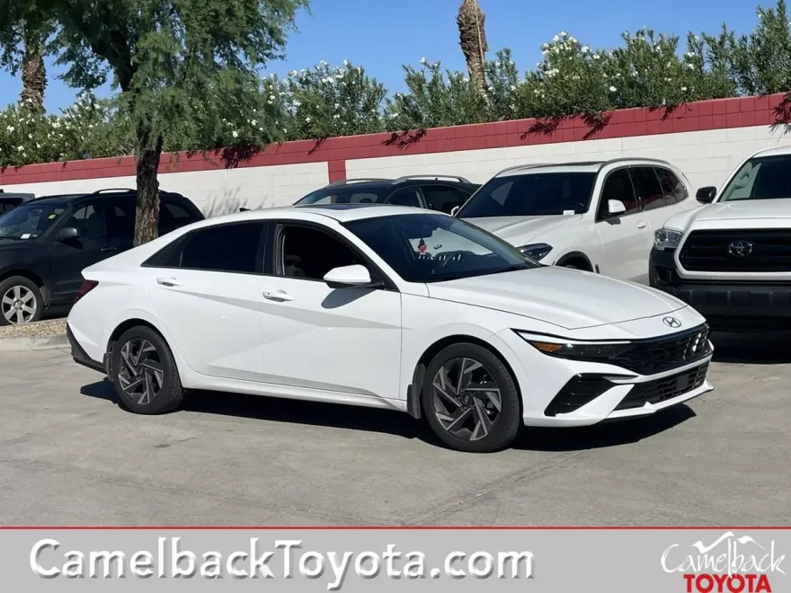 2024 Hyundai Elantra SEL photo 1