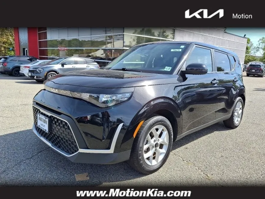 2023 Kia Soul LX photo 1