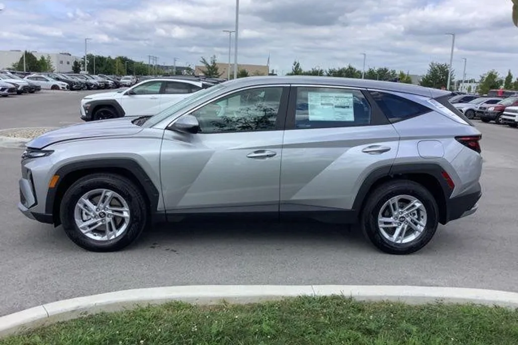 2025 Hyundai Tucson SE photo 1