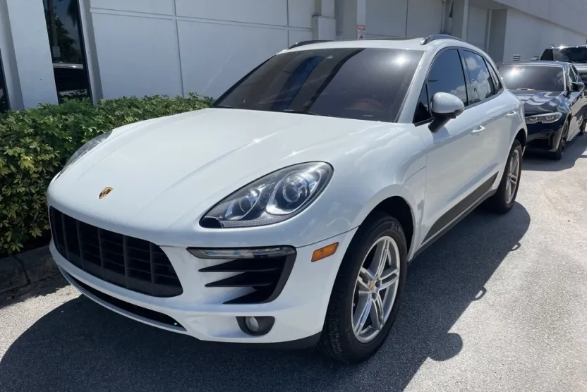 2017 Porsche Macan Base photo 1