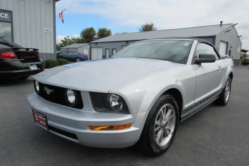 2005 Ford Mustang Premium photo 1