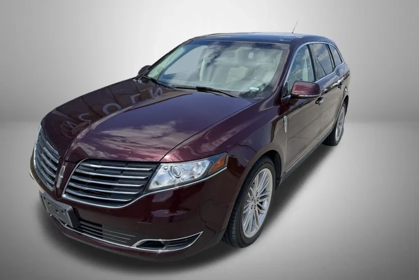 2019 Lincoln MKT Reserve photo 1