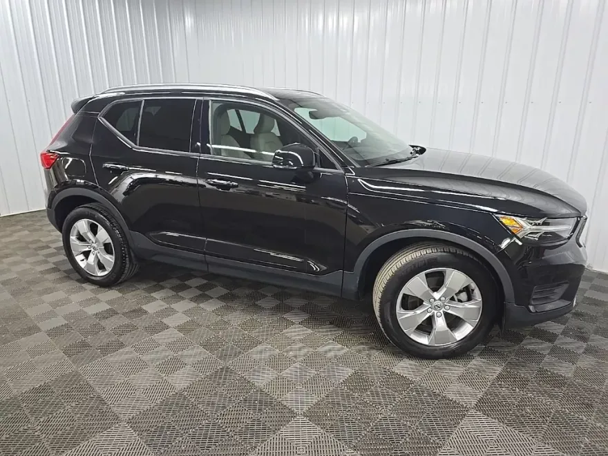 2022 Volvo XC40 Momentum photo 1