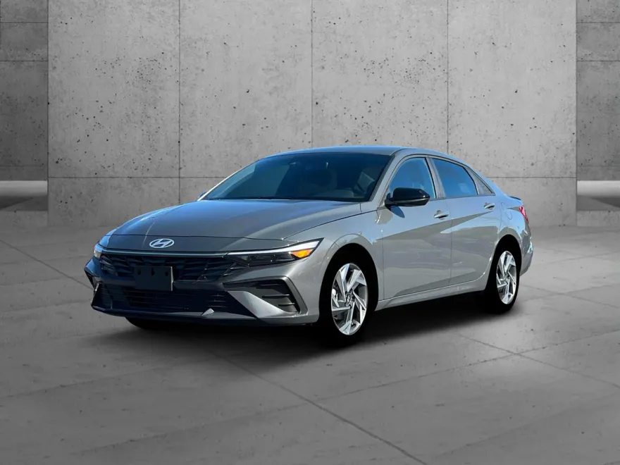 2025 Hyundai Elantra SEL Sport photo 1