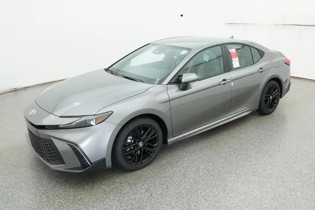 2025 Toyota Camry SE photo 1
