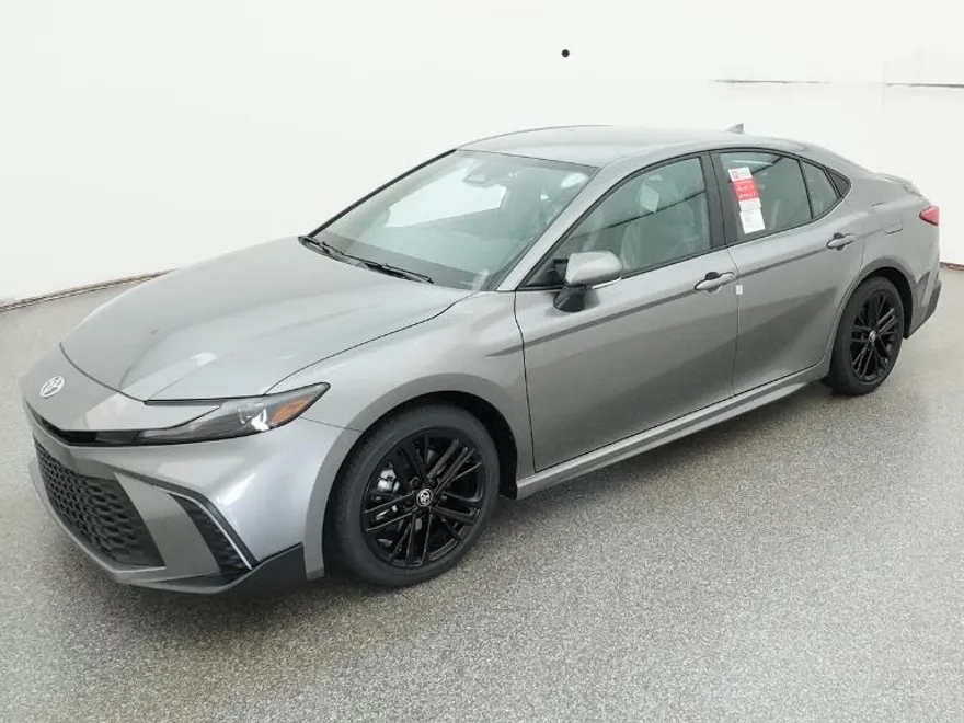 2025 Toyota Camry SE photo 1