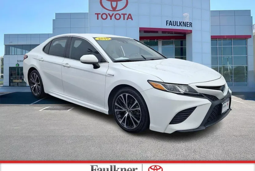 2019 Toyota Camry Hybrid SE photo 1