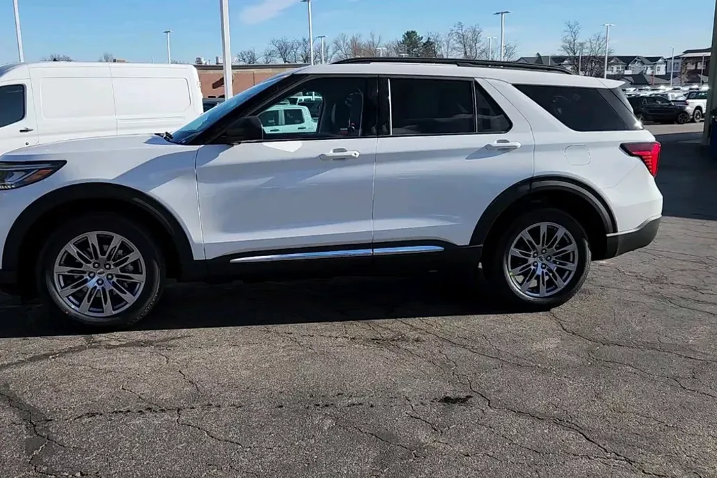 2025 Ford Explorer photo 1