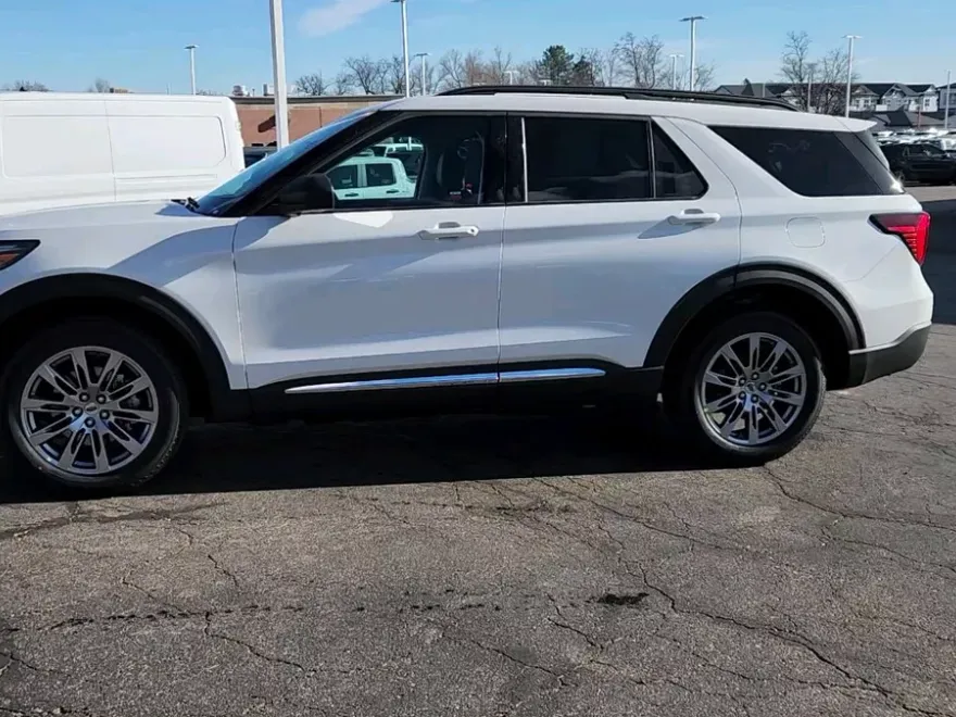 2025 Ford Explorer photo 1